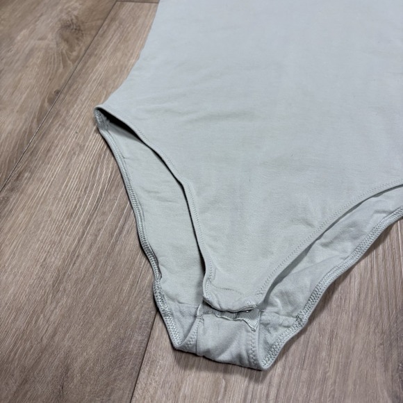 Everlane Bodysuit Womens Medium M Supima Cotton Stretch V Neck Cap Sleeve - Picture 2 of 7